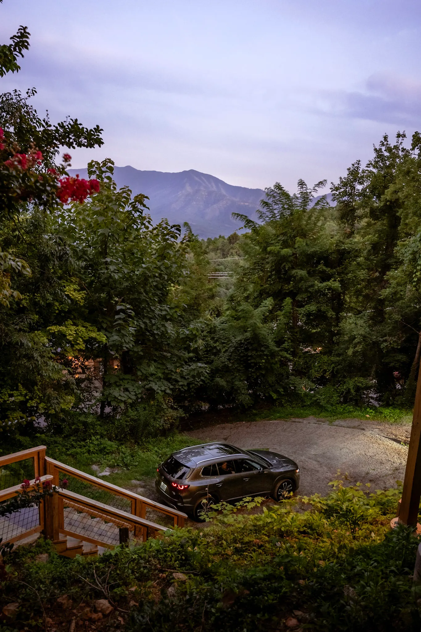 Driveway approach with mountain view at dusk at Après Chalet