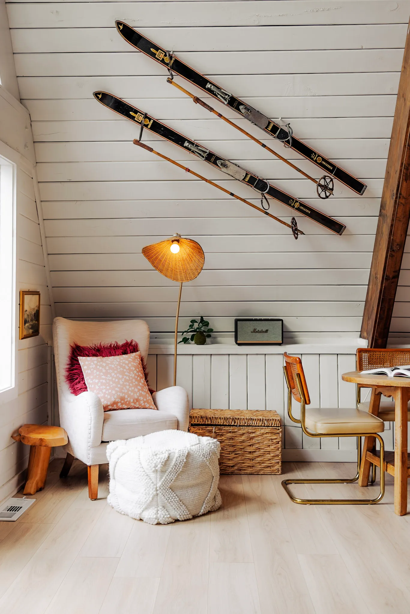 Loft lounge with reading chair and vintage skis at Après Chalet
