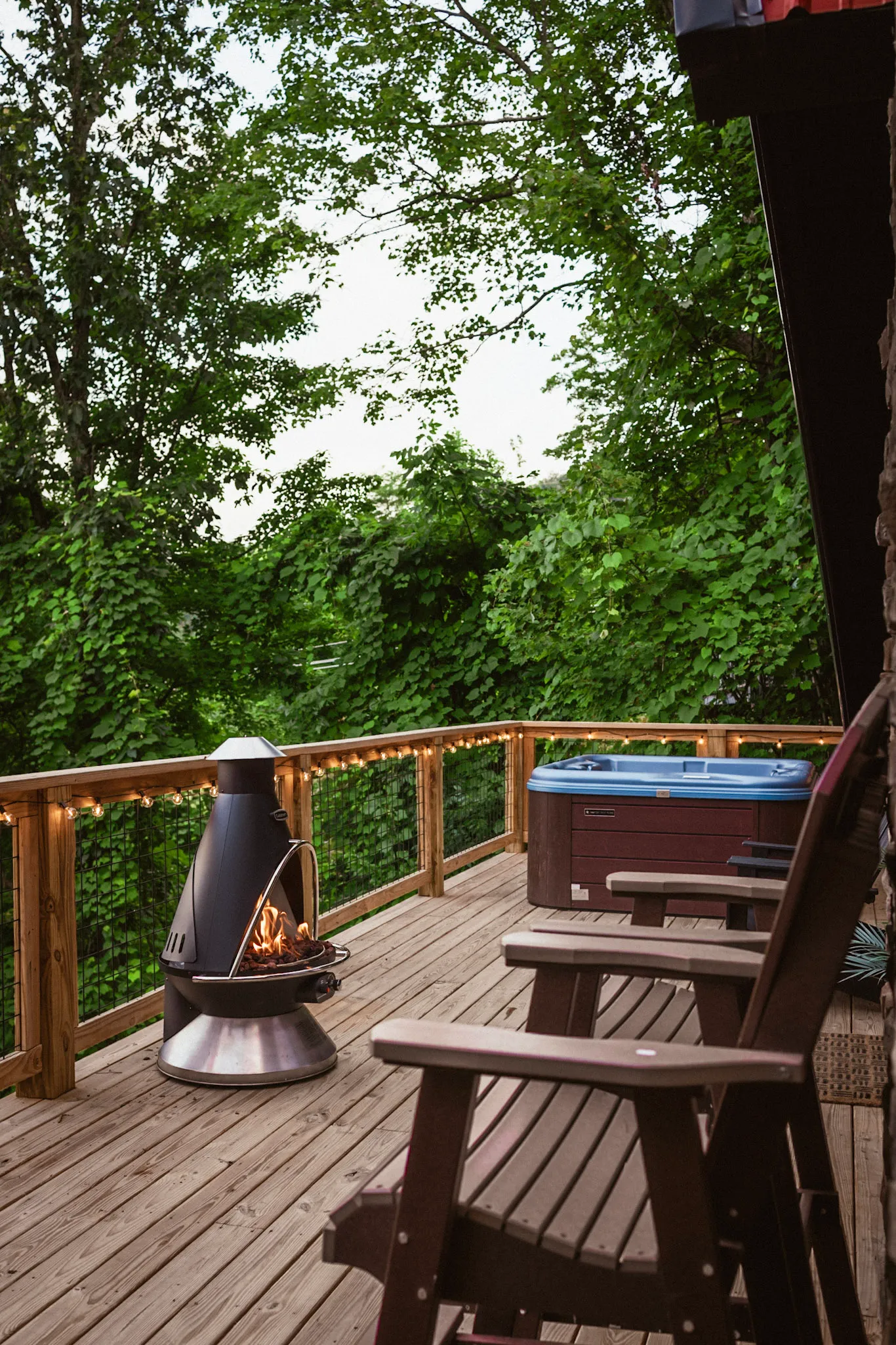 Hot tub and fire pit on the deck at Après Chalet